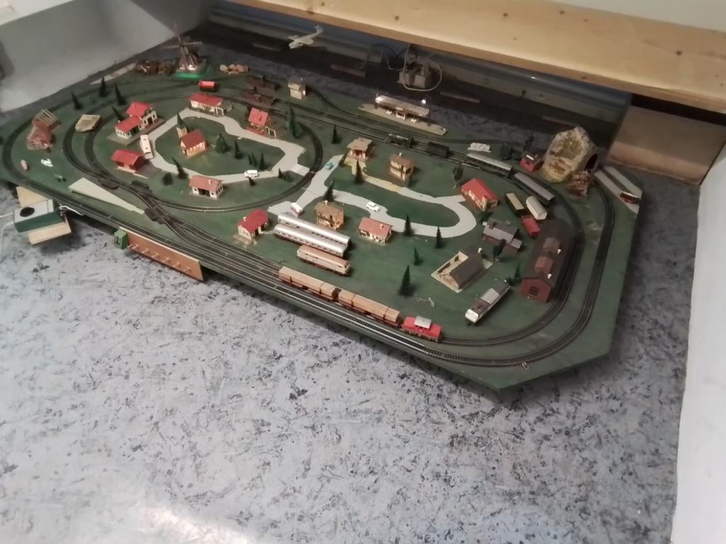 Modelspoorbaan op houten plaat, Hobby en Vrije tijd, Modeltreinen | H0, Gelijkstroom, Ophalen, Overige merken, Gebruikt
