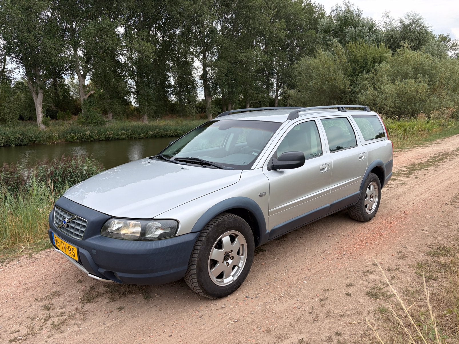 Volvo XC70 2.4 D5 AWD Geartronic 2004 Grijs, Auto's, Volvo, Automaat, 1800 kg, Zwart, 197 €/maand