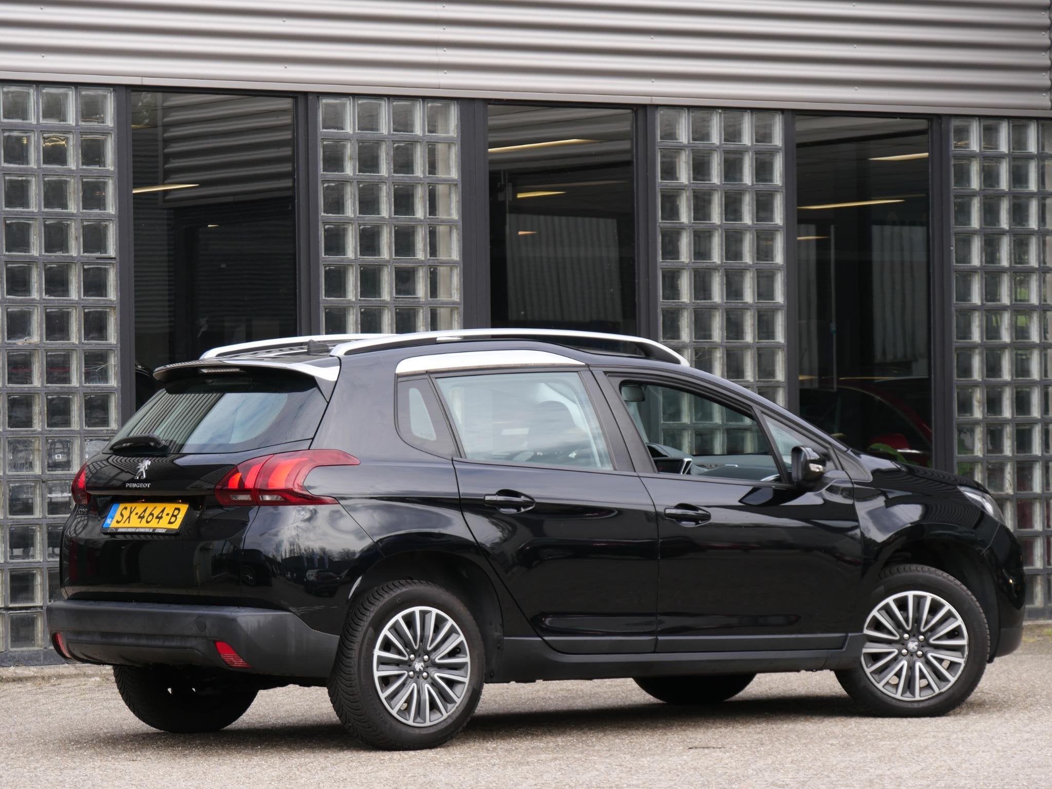 Peugeot 2008 1.2 110PK CARPLAY/ ALL-SEASON BANDEN/ APK 9-202, Auto's, Stof, Origineel Nederlands, Bedrijf, Handgeschakeld