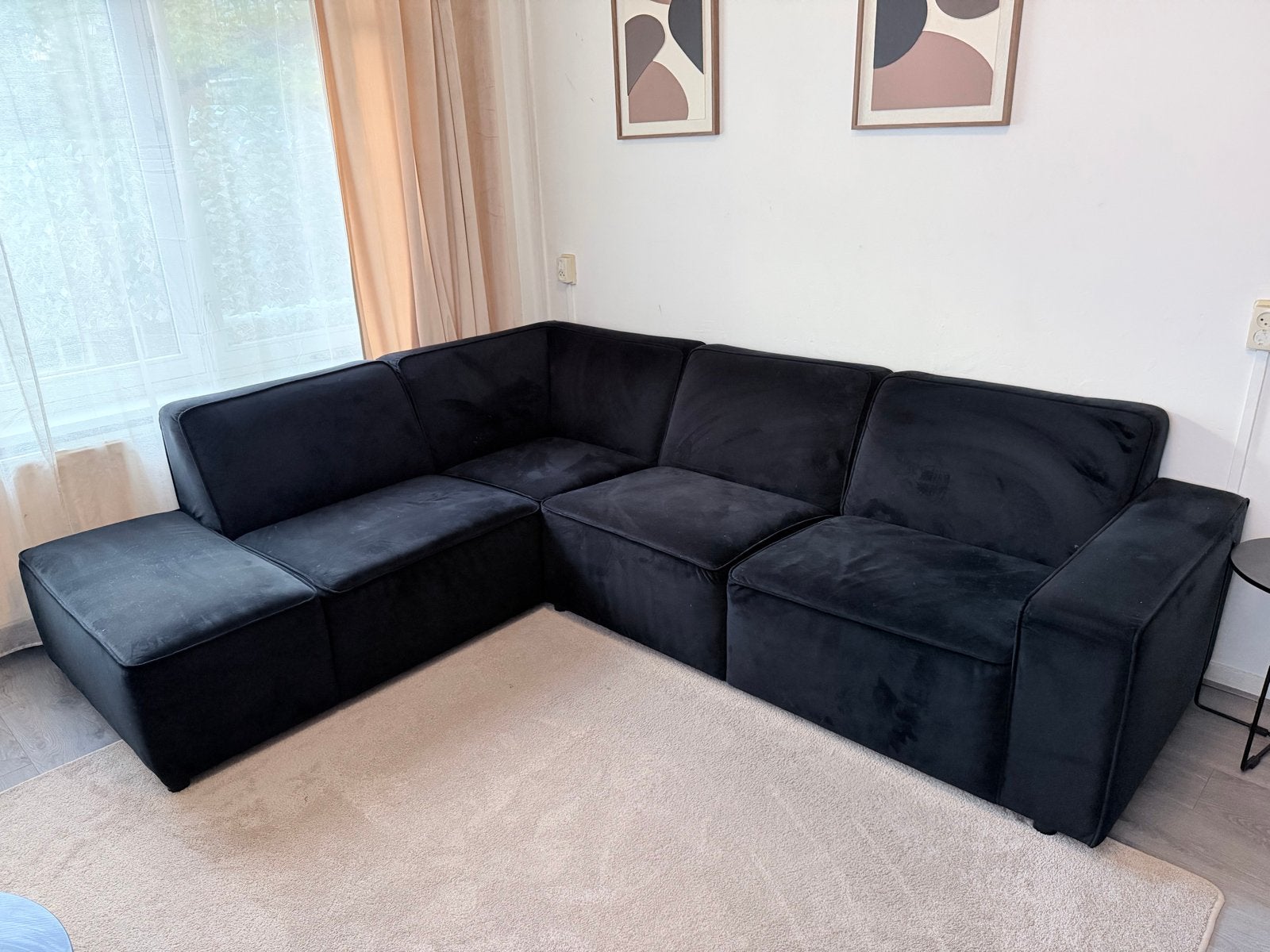 Zwarte velvet hoekbank, eetkamerstoelen, deurklinken, rolgor, 250 tot 300 cm, Gebruikt, Hoekbank, 75 tot 100 cm