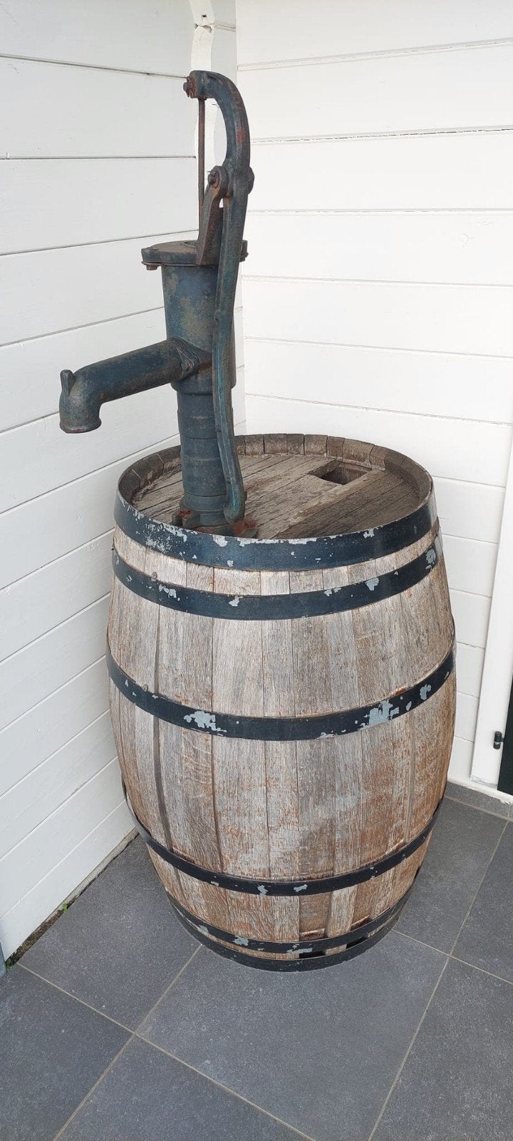 oude regenton met gietijzeren pomp niet waterdicht, Ophalen, Gebruikt, 75 tot 150 liter, Met pomp