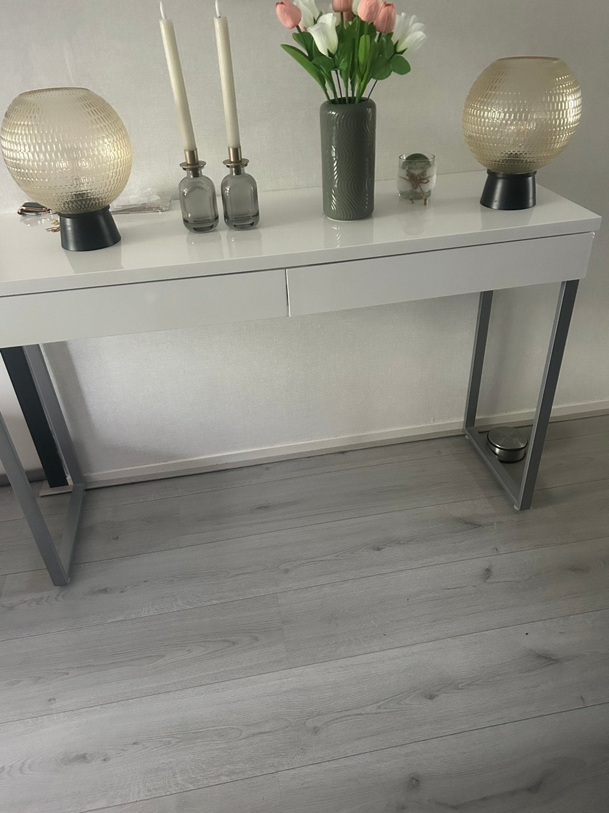 Hoogglans site tafel met mooie poten, Huis en Inrichting, Tafels | Sidetables, Ophalen, 100 tot 150 cm, Zo goed als nieuw, 25 tot 50 cm