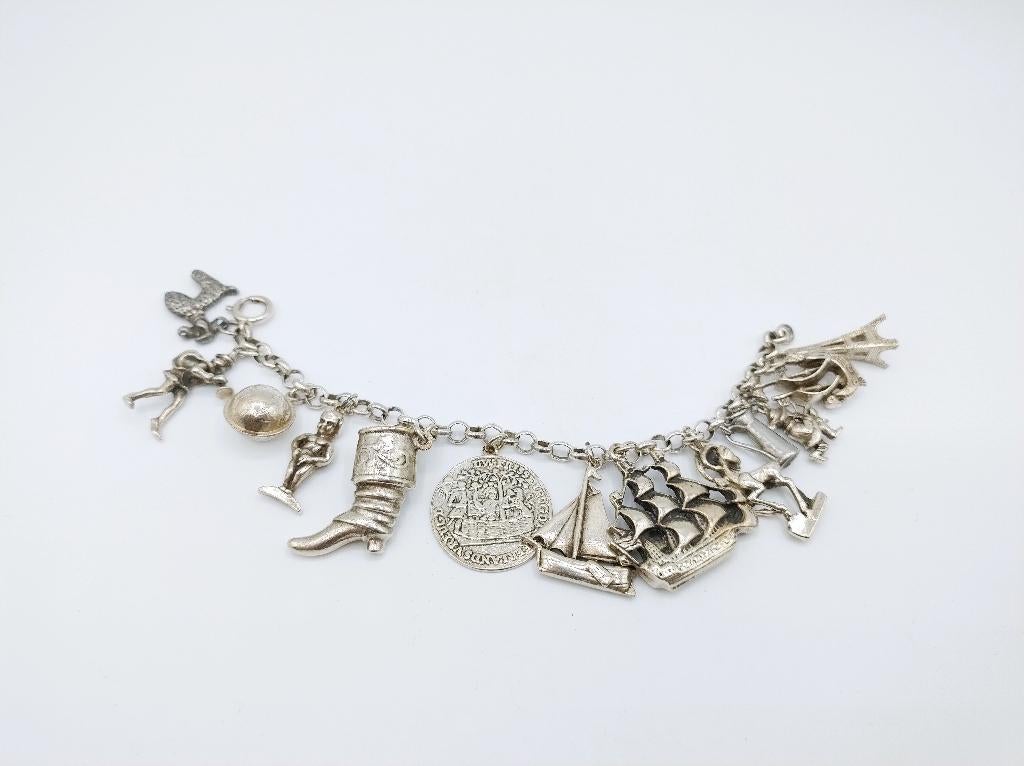Zilveren bedelarmband met 13 bedels, penning uit 1766, 17 cm