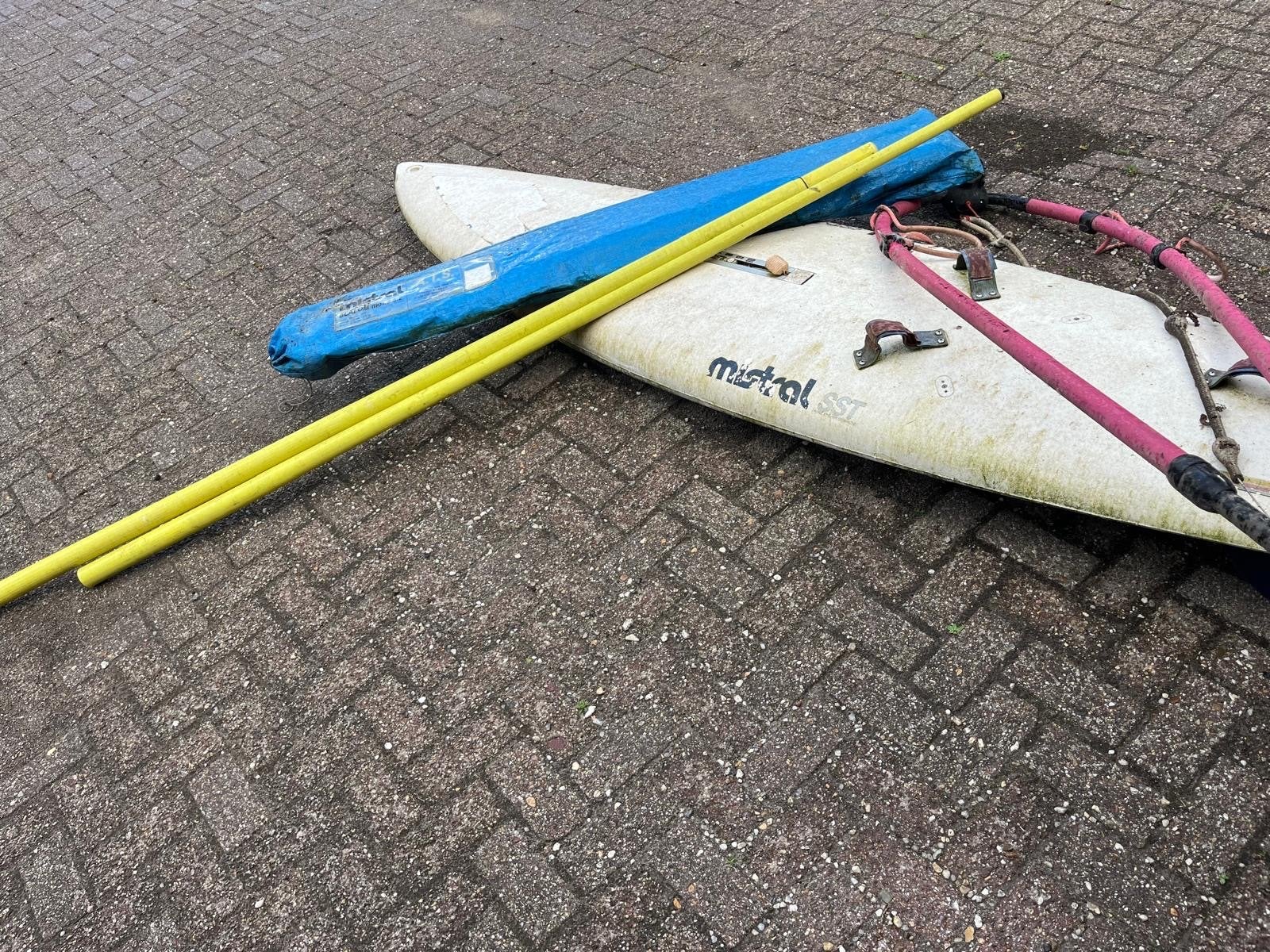 Mistral SST Windsurfplank met giek en mast, Watersport en Boten, Windsurfen, Ophalen, Mistral, Gebruikt, Met giek