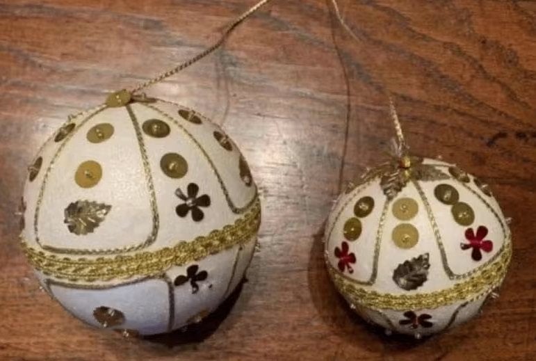 2 leuke tempex kerstballen doorsnee 9 en 11 cm; pailletjes, Ophalen of Verzenden, Zo goed als nieuw