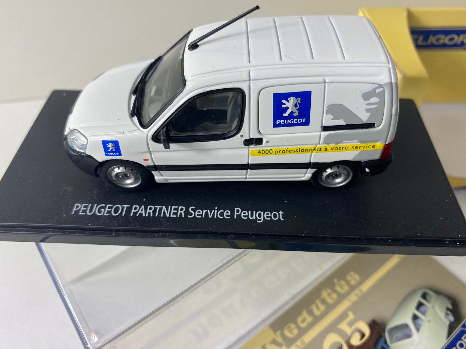 1:43 peugeot partner “peugeot service”- met inlay leaflet, Hobby en Vrije tijd, Ophalen of Verzenden, Nieuw, Auto, Overige merken
