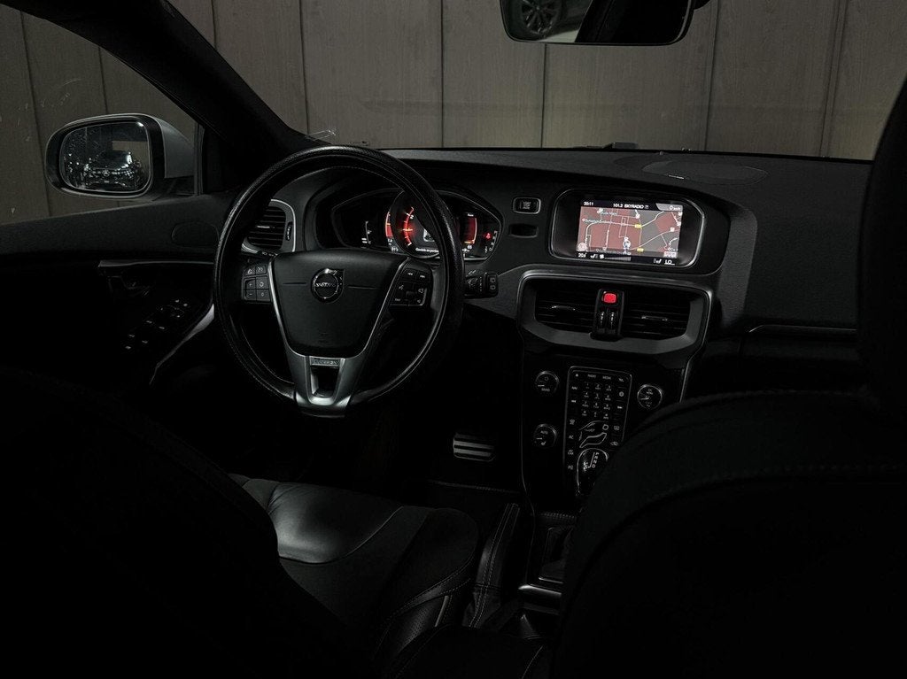 Volvo V40 1.5 T3 R-Design|PANO|KEYLESS|A.CAM|LED|HK|STOELVM, Auto's, Euro 6, 4 cilinders, Origineel Nederlands, Bedrijf