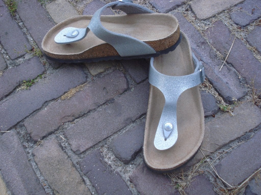 BIRKENSTOCK GIZEH ZILVER 36 NU GRATIS VERZENDING PER POST, Kleding | Dames, Schoenen, Slippers, Overige kleuren, Verzenden, Nieuw
