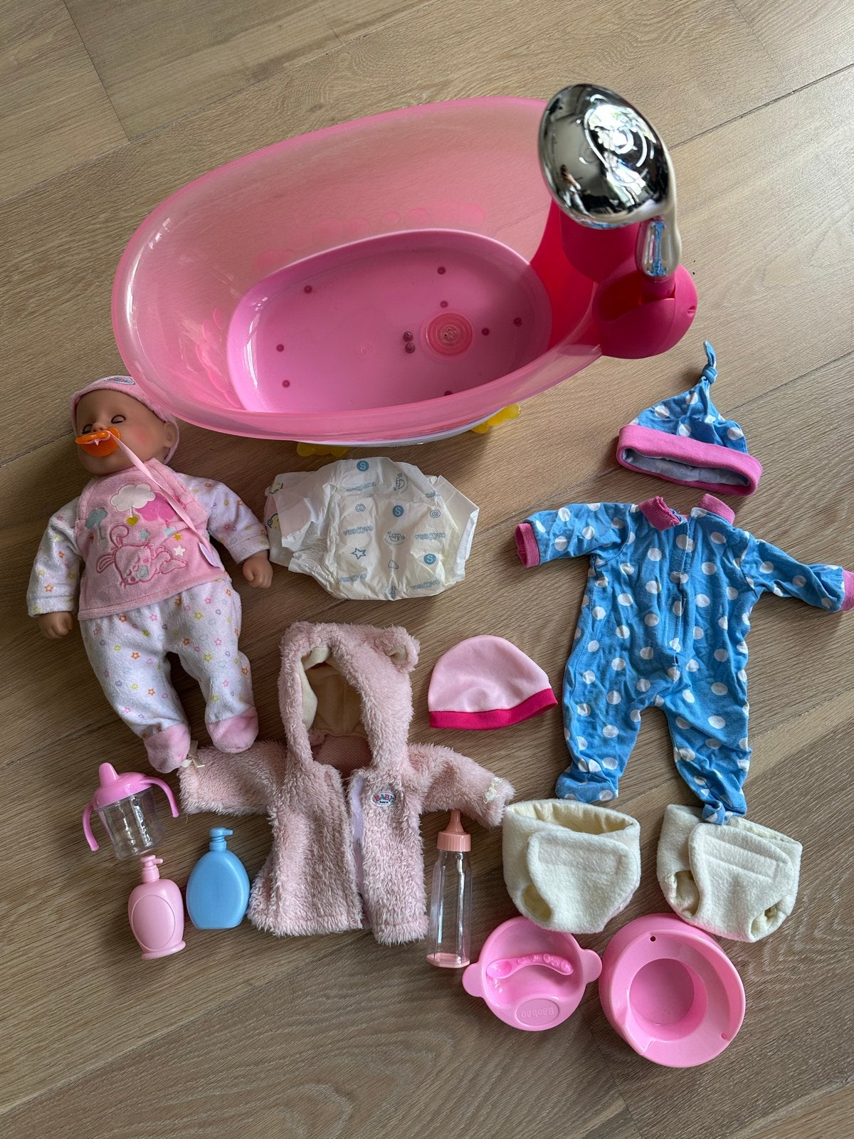 Baby Born pop met werkende badkuip en accessoires, Kinderen en Baby's, Speelgoed | Poppen, Ophalen of Verzenden, Zo goed als nieuw
