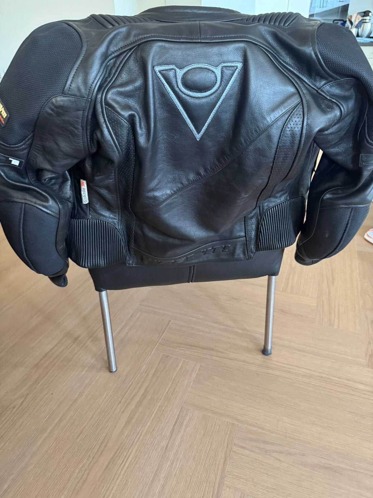 Dames motor jas zwart leer Revit maat 42, Motoren, Ophalen, Zo goed als nieuw
