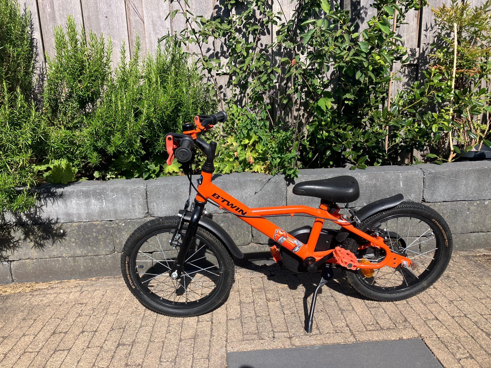 Kinderfiets b’twin 16inch 500 z.g.a.n. nog 3 mnd garantie, Ophalen, Zijwieltjes, 16 tot 20 inch, Velgrem