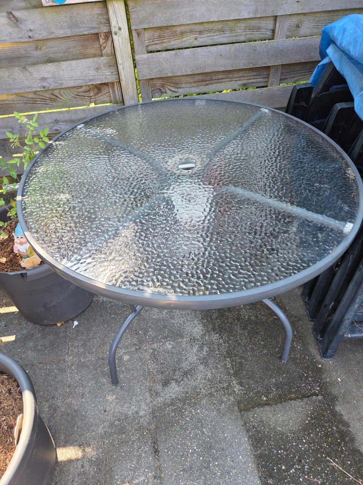 Ronde tuintafel met glazen blad, Tuin en Terras, Tuintafels, Ophalen, Gebruikt, Rond, Metaal