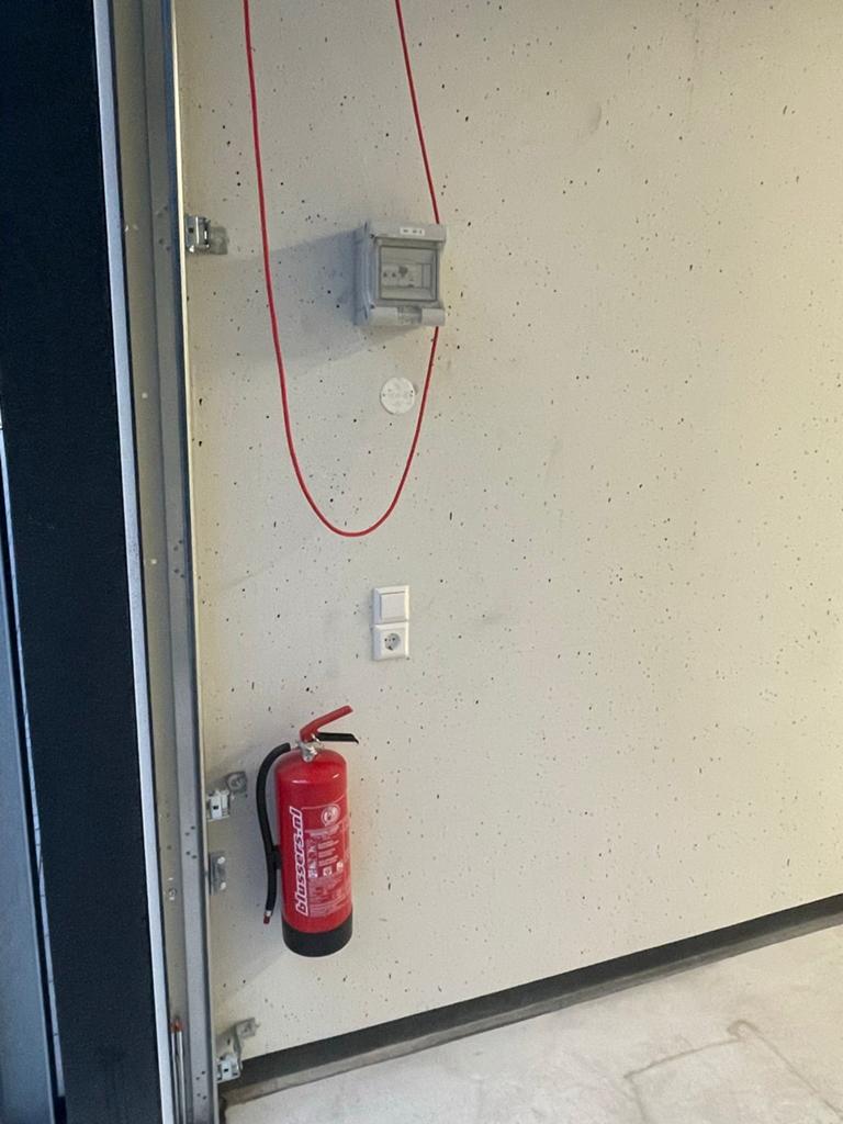 Te huur XL Garagebox/ werkruimte Rotterdam 31m, met elektra, Auto diversen, Autostallingen en Garages