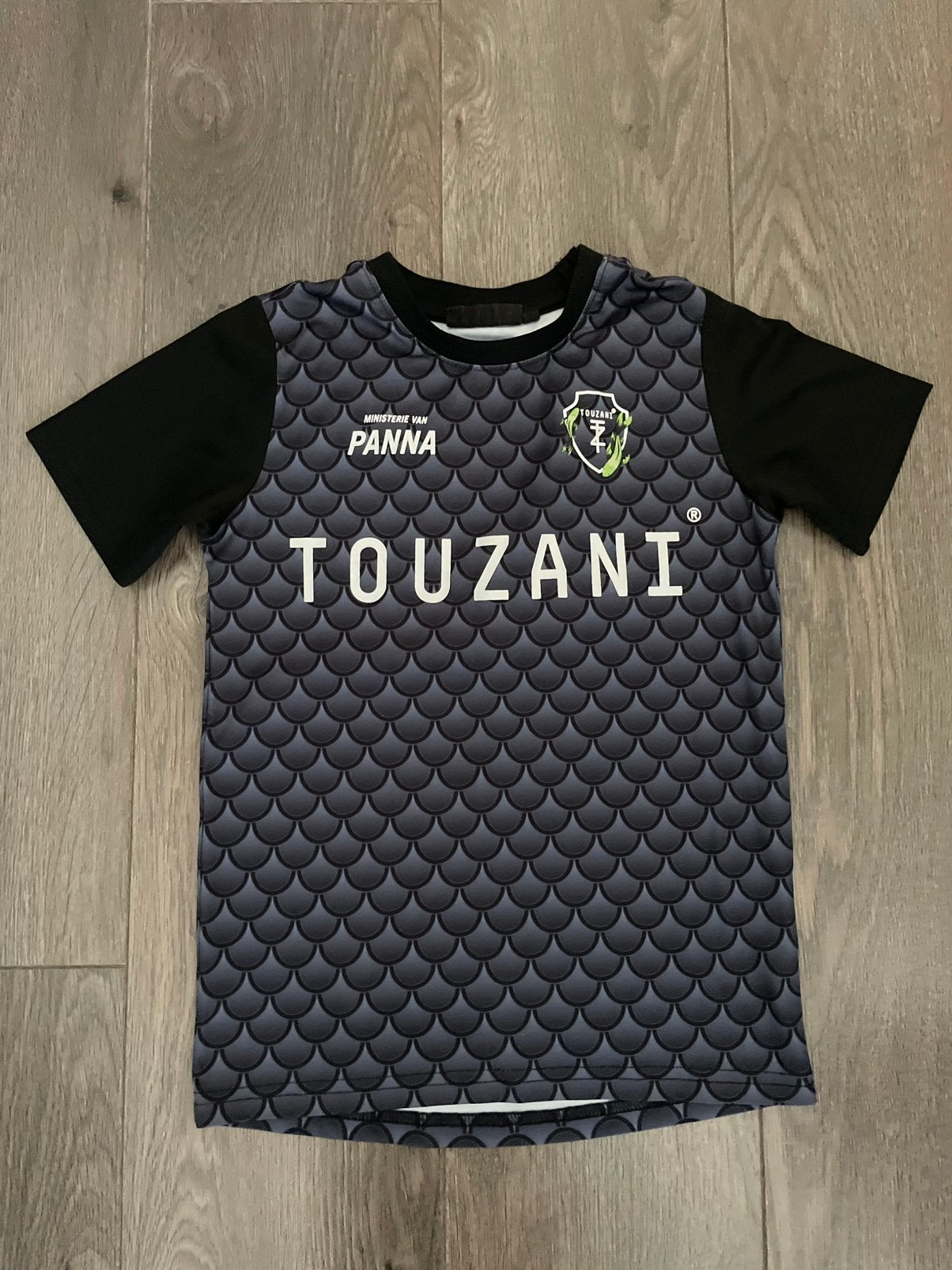T-shirt touzani mt 122/128, Ophalen of Verzenden, Zo goed als nieuw, Jongen, Shirt of Longsleeve