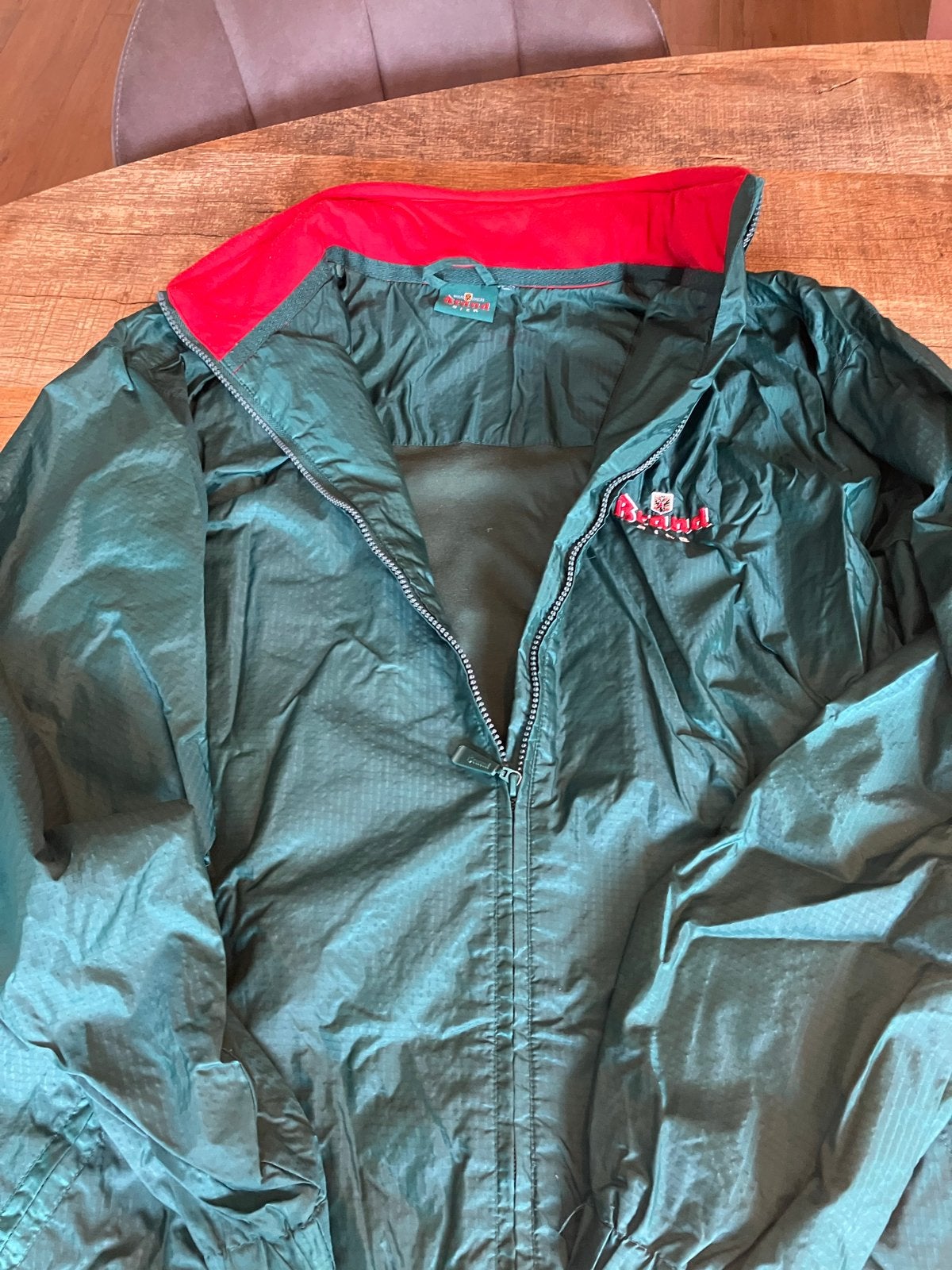 Groen windjack met rode kraag brand bier L nieuw, Ophalen, Nieuw, Maat 38/40 (M), Groen