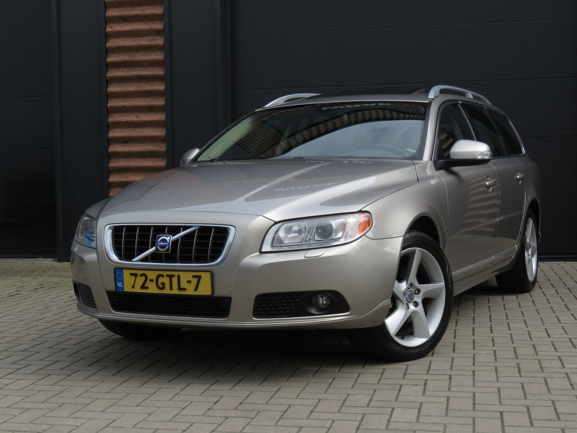 Volvo V70 2.0 Summum Airco Cr-Control Schuifdak Trekh Youngt, 145 pk, Gebruikt, Zwart, 4 cilinders