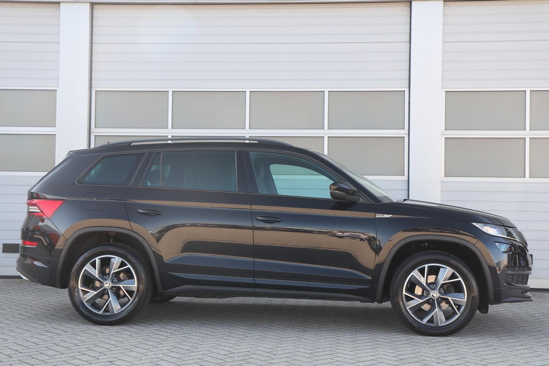Skoda Kodiaq 1.5 TSI 150pk DSG Sportline Business | Achterui, Auto's, Skoda, 12 maanden, 4 cilinders, Zwart, Origineel Nederlands