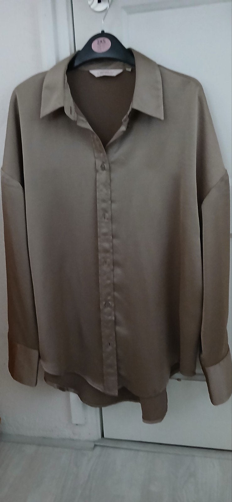 nieuwe goudkleurige satijnen only blouse mt s, Maat 38/40 (M), Nieuw, Ophalen of Verzenden, Overige kleuren