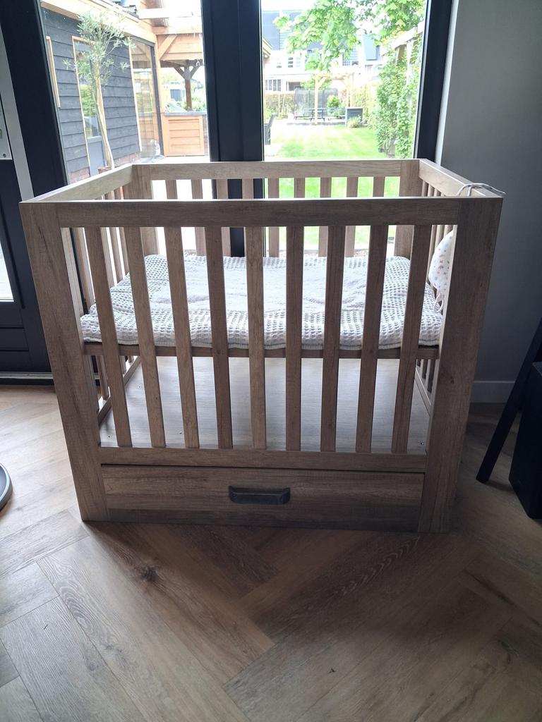 Kidsmill Lodge/Brent box met lade en Koeka boxkleed, Ophalen, Zo goed als nieuw, Vierkant, In hoogte verstelbaar