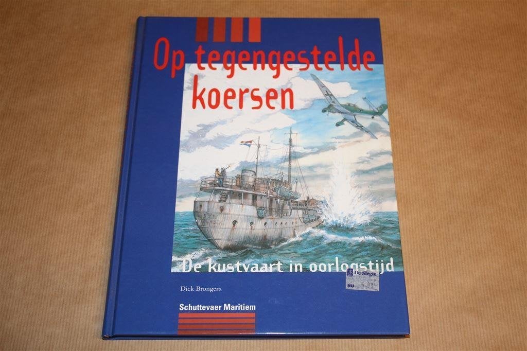 Boek. Op tegengestelde koersen. Kustvaart in oorlogstijd., Gebruikt, N.v.t., N.v.t., Ophalen of Verzenden