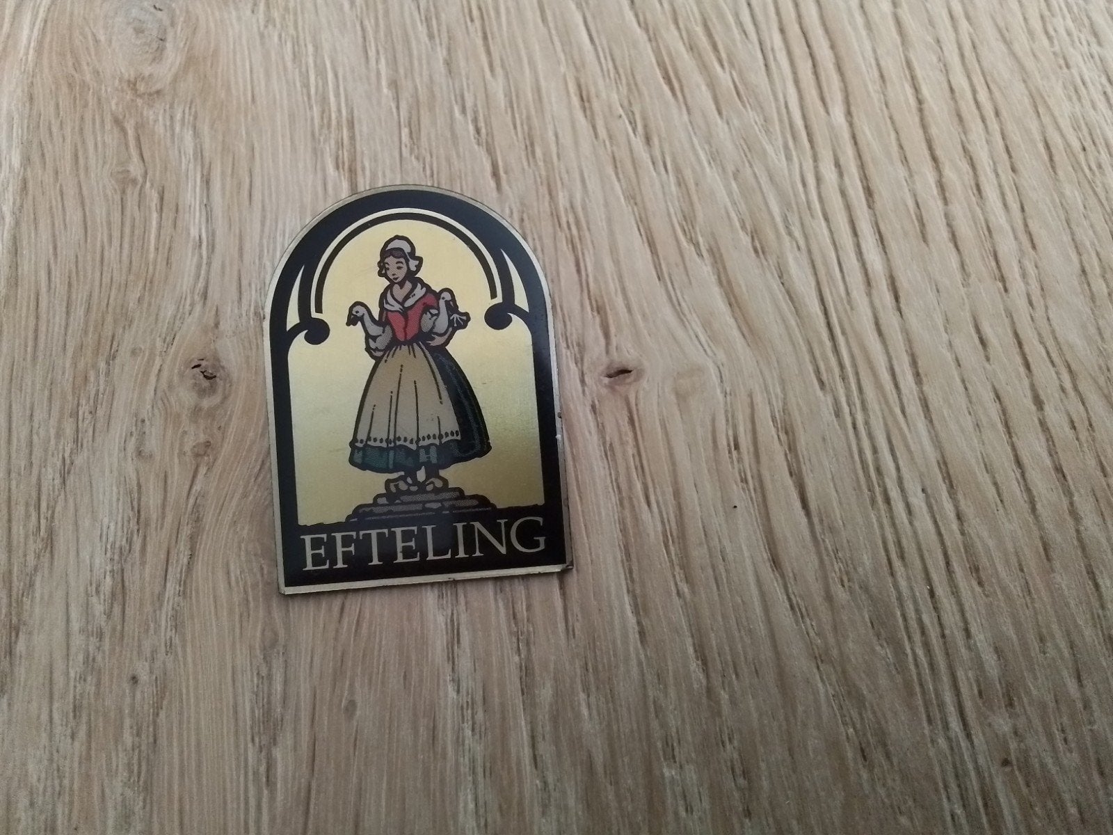 efteling pin het smidje de ganzenhoedster, Verzamelen, Ophalen of Verzenden, Button of Speldje