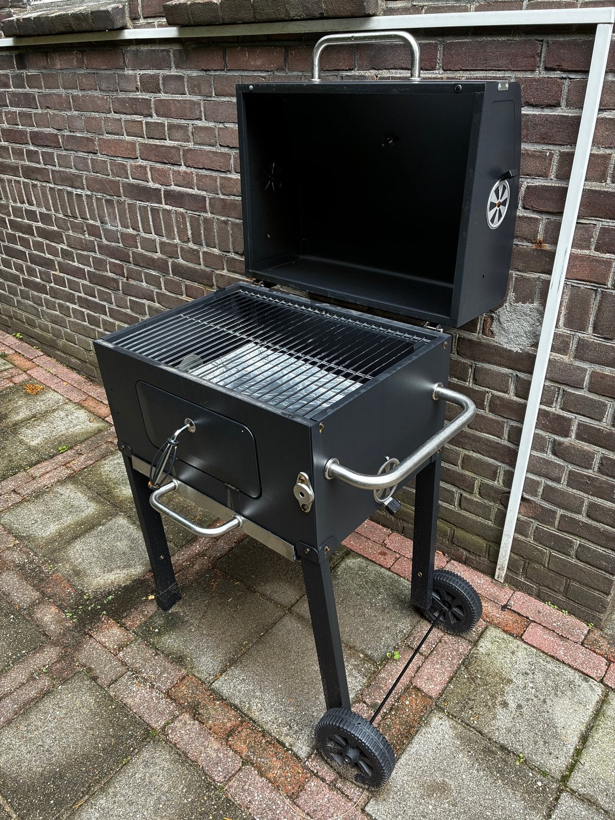 Houtskool BBQ met thermometer - Zo goed als nieuw, Ophalen, Zo goed als nieuw