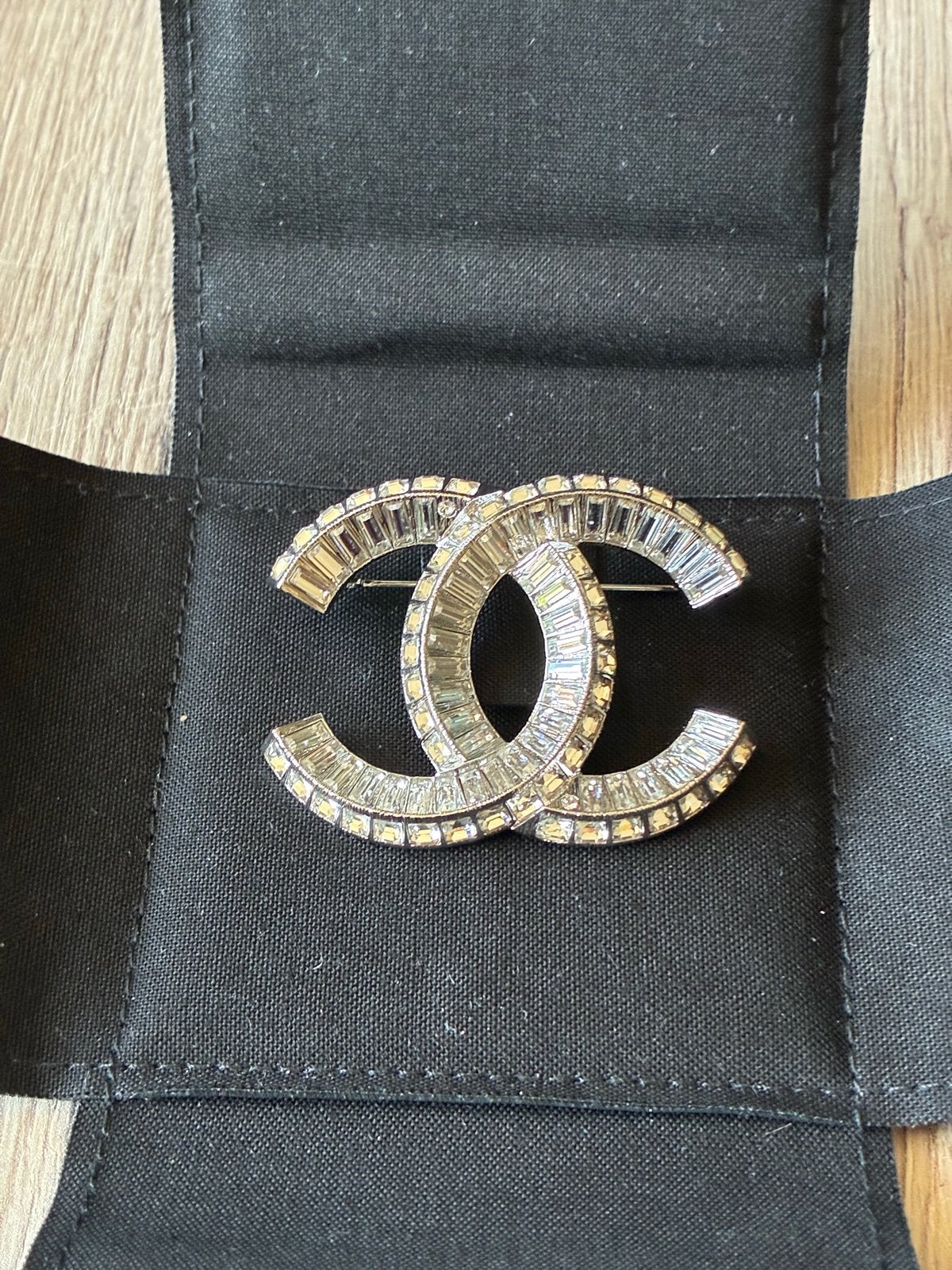 Chanel CC Broche Zilverkleurig met Kristallen, Nieuw, Zilver, Zilver, Ophalen