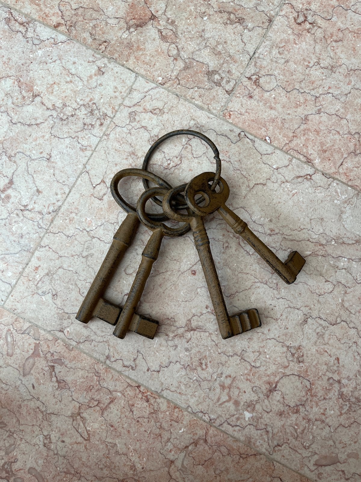 Antieke sleutels aan ring - decoratief, Ophalen of Verzenden