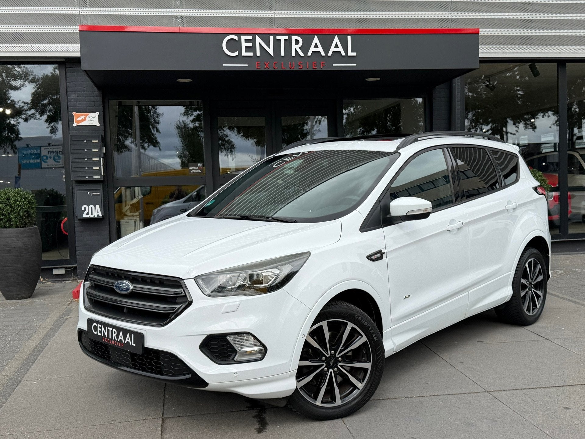 Ford Kuga 1.5 EcoBoost ST Line Pano|Xenon|Camera|Sony-Audio|, Automaat, Zwart, 4 cilinders, 1850 kg