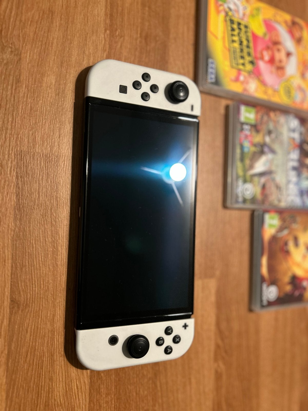 Foto 3 van Nintendo Switch OLED Wit met 3 games en accessoires