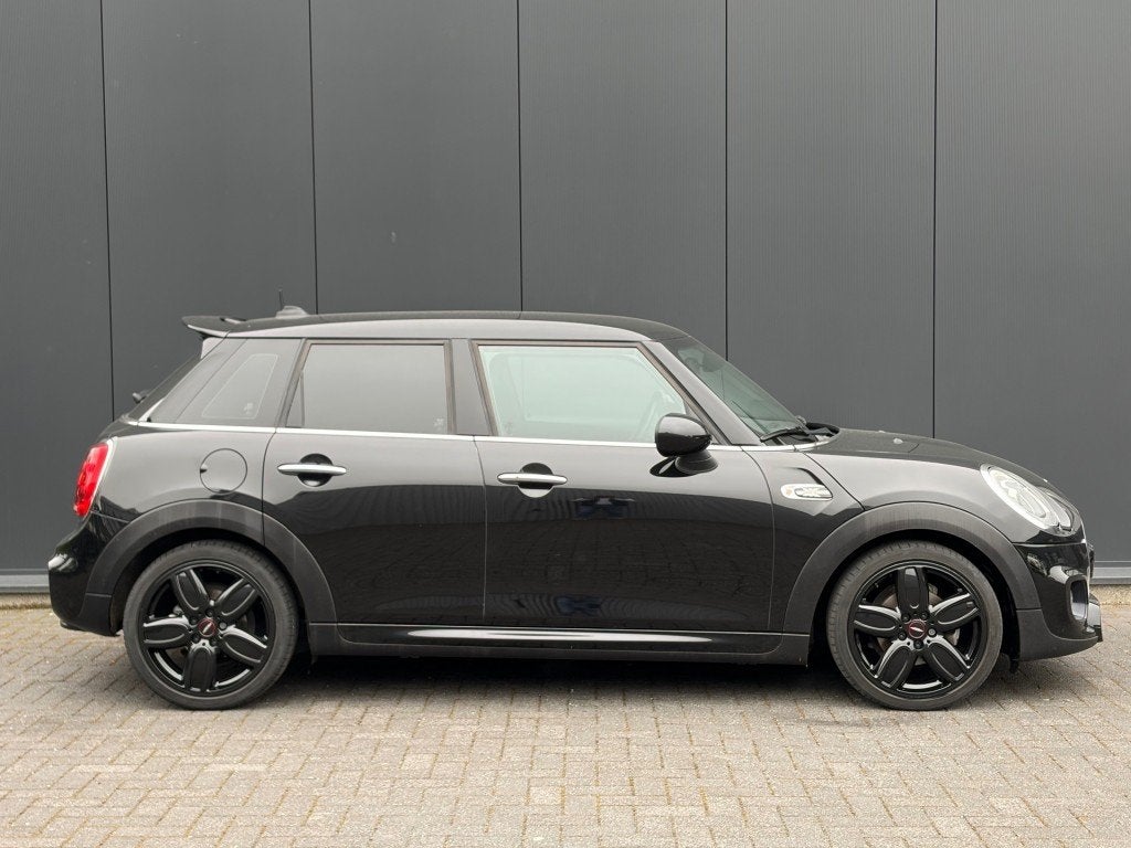 MINI Cooper 1.5 JCW pakket Leder Navi LED PDC Cruise NL-auto, 136 pk, Gebruikt, Bedrijf, Handgeschakeld
