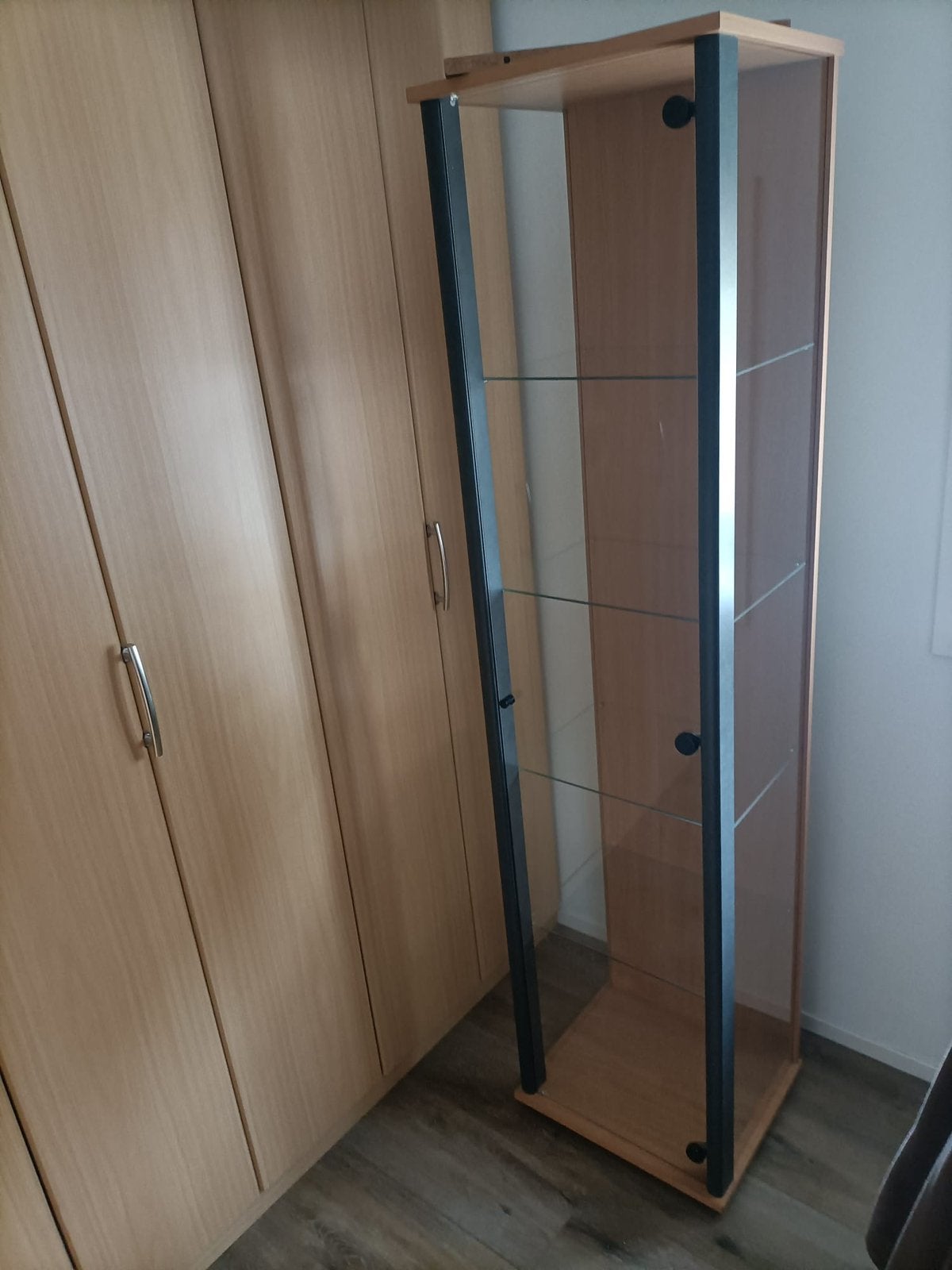 Vitrinekast smal hoog, Ophalen, 50 tot 100 cm, Zo goed als nieuw, 150 tot 200 cm