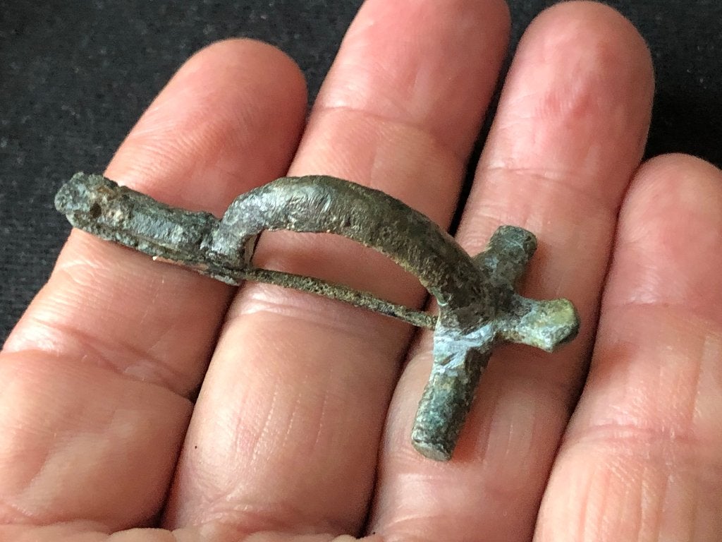 Bodemvondst Romeinse boog FIBULA mantelspeld aparte vorm, Ophalen of Verzenden