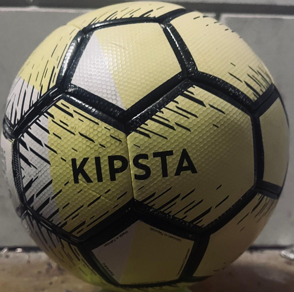 KIPSTA Basic Futsalbal Maat 4 – Fluogeel/Zwart, Maat XS of kleiner, Ophalen of Verzenden