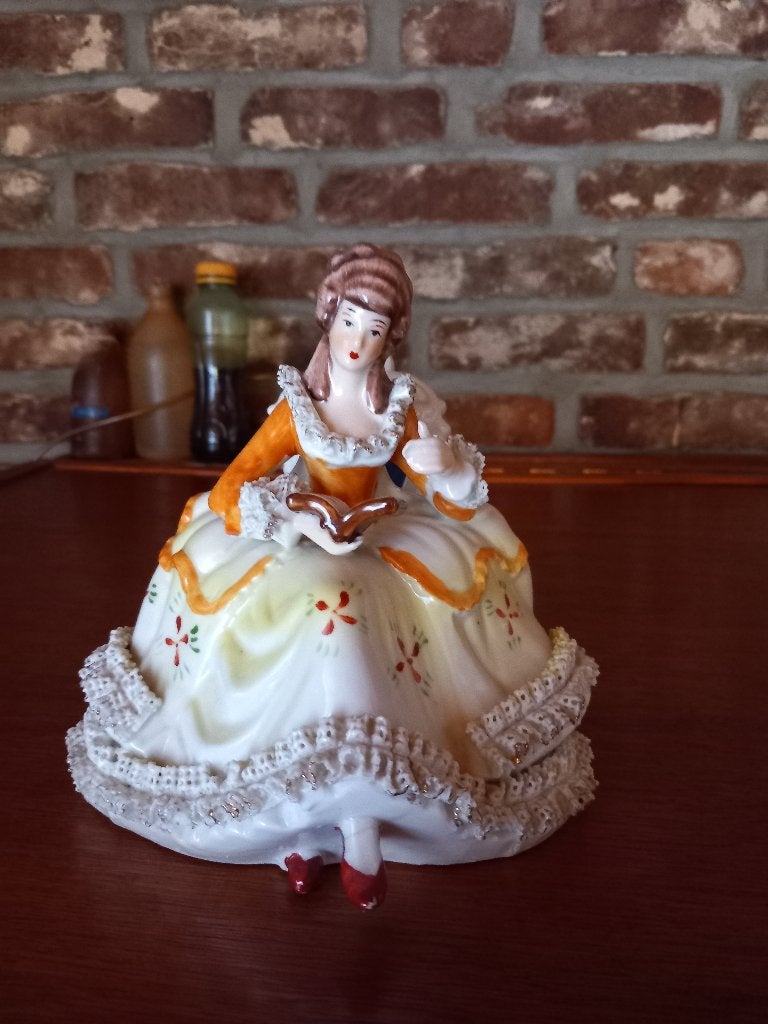 Vintage porseleinen rococo kantbeeldje Dame met boek, Ophalen