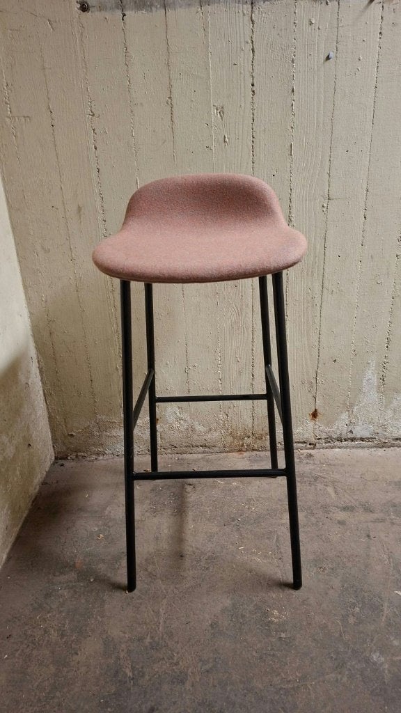 2x Normann Copenhagen Form kruk Zalmroze Als nieuw, 60 tot 90 cm, Ophalen of Verzenden, Zo goed als nieuw, Metaal