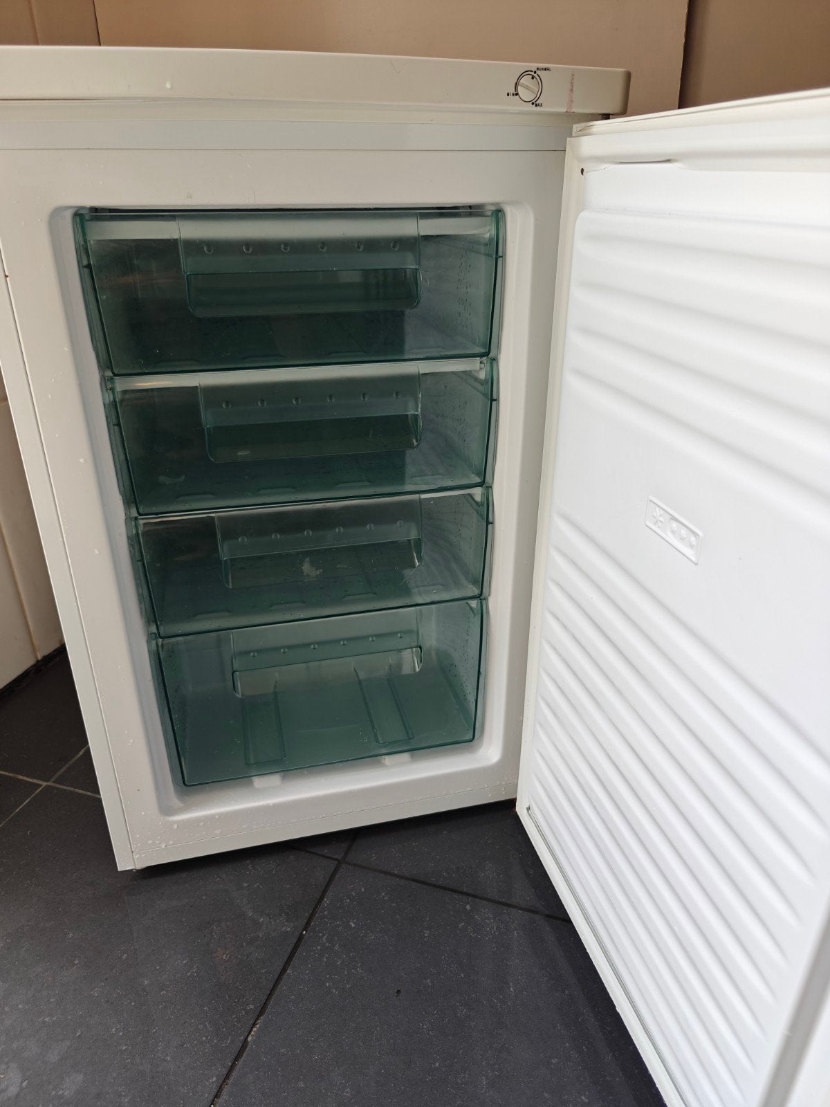 Vriezer met 4 lades – netjes en schoon, Gebruikt, Minder dan 60 cm, Energieklasse A of zuiniger, Vrijstaand