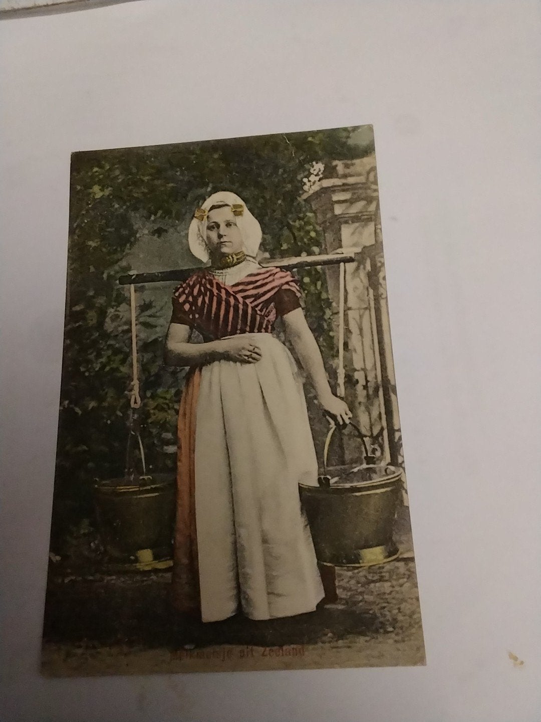 Antieke briefkaart: Zeeuws melkmeisje met juk en emmers, Ophalen of Verzenden, Voor 1920, Ongelopen, Zeeland