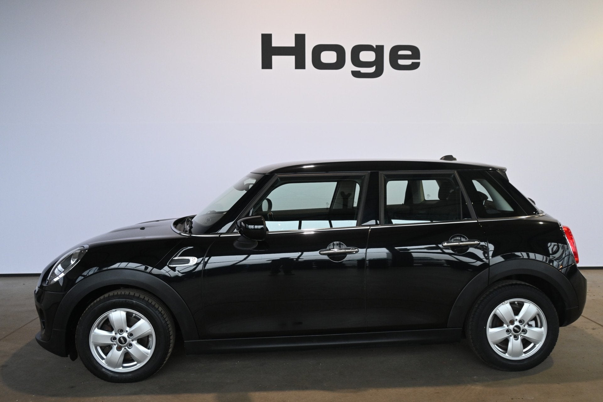 MINI Mini 1.5 Cooper Airco Navigatie LED Cruise Control Dire, Voorwielaandrijving, 1160 kg, Gebruikt, Zwart