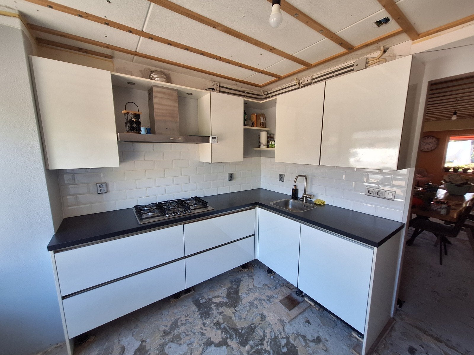 Moderne hoekkeuken met kookplaat en bovenkasten, Gebruikt, Wit, Hoekkeuken, Ophalen of Verzenden