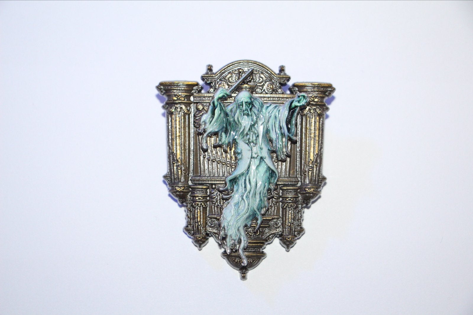 Dirigent pin Dans Macabre Efteling, Verzamelen, Efteling, Verzenden, Zo goed als nieuw, Button of Speldje
