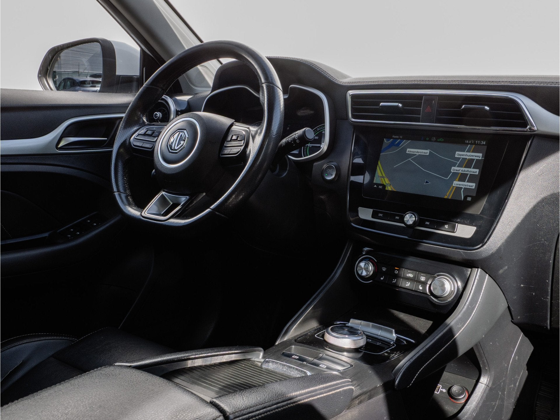 MG ZS EV Luxury 45 kWh SOH 87% Camera/ Elek. panoramadak/ Le, Auto's, Gebruikt, Zwart, 273 km, ZS