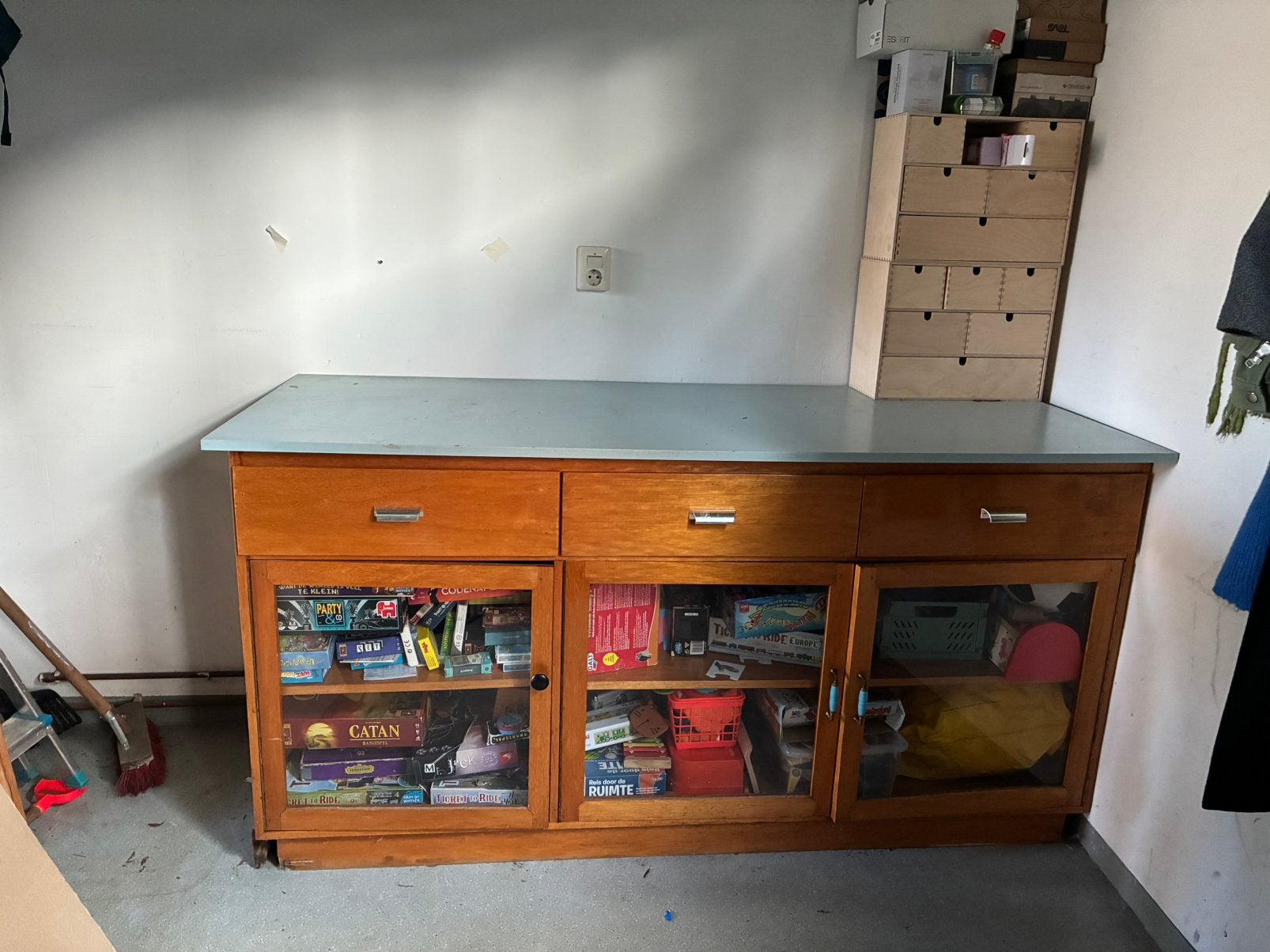 Vintage Apothekerskast/ dressoir uit Deventer ziekenhuis, Ophalen, Gebruikt, Met deur(en), 150 tot 200 cm
