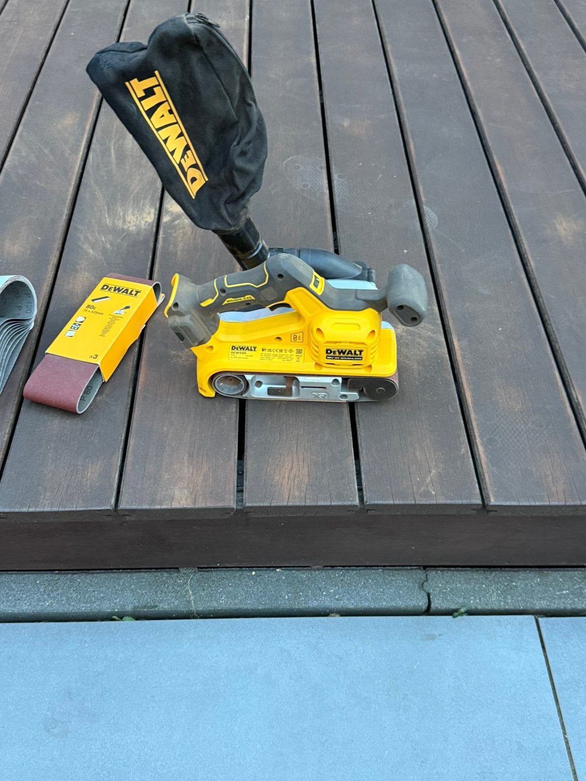 Foto 2 van Dewalt bandschuurmachine DCW220
