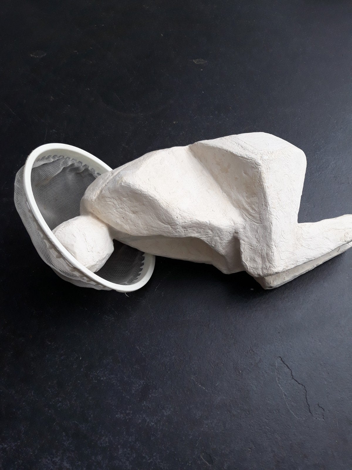 Abstract wit beeld van gips en metaal, Gips, Ophalen of Verzenden, Handgemaakt, 20 - 50 cm