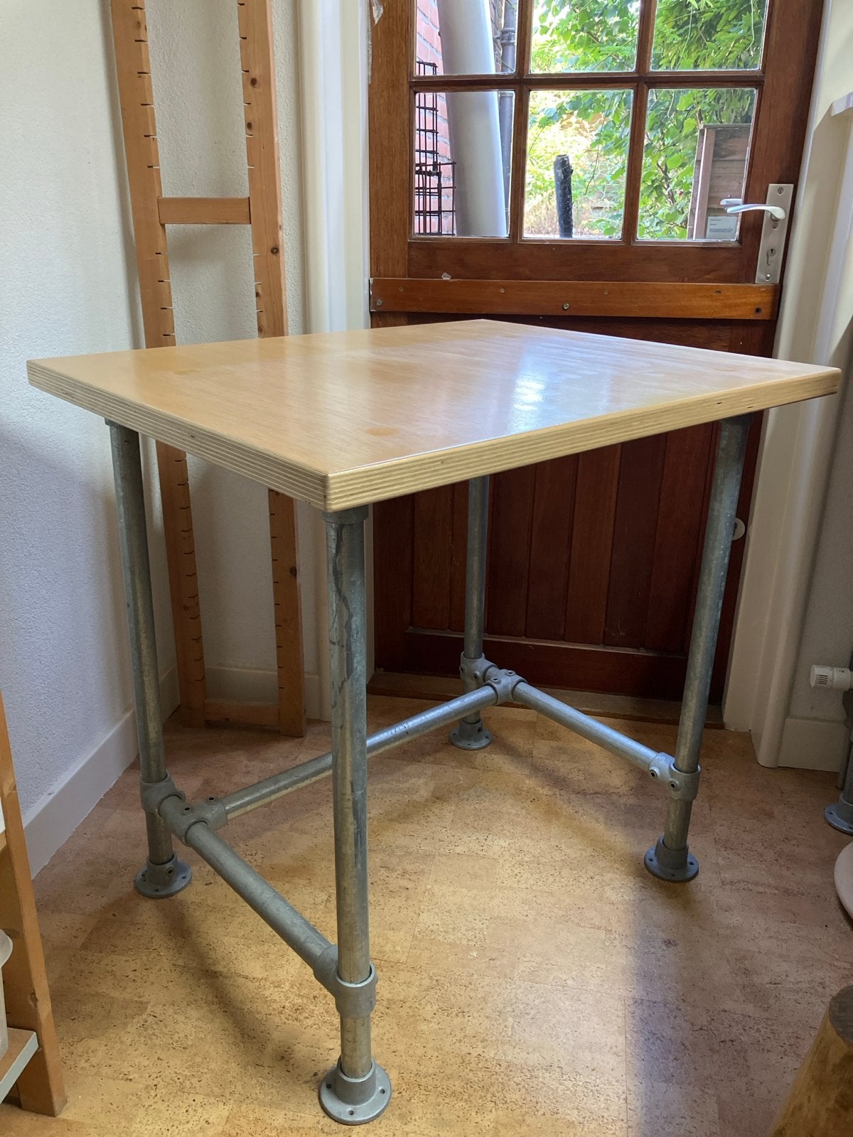 Stevige (werk-)tafel met metalen onderstel en houten blad, Ophalen, Gebruikt, Vierkant, Tot twee personen