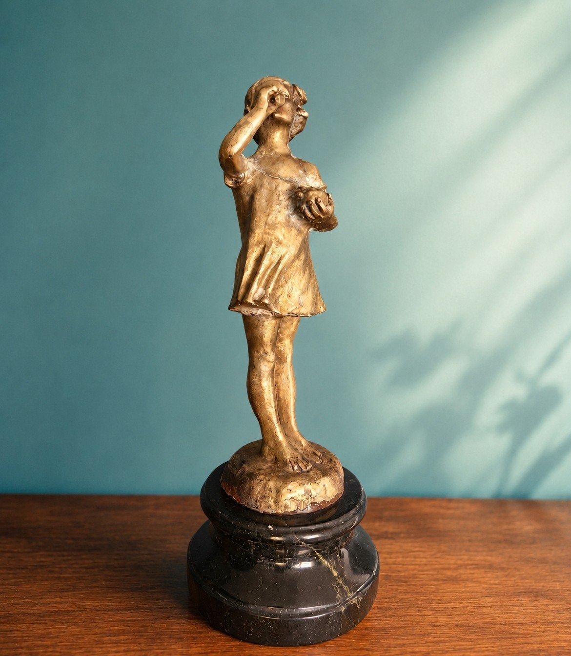 Bronzen beeldje van een meisje op marmeren sokkel, Ophalen of Verzenden