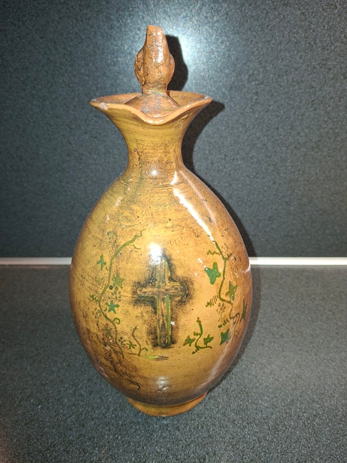 Vintage aardewerken kan met kruis en druivenranken TEAB, Antiek en Kunst, Antiek | Religie, Ophalen of Verzenden