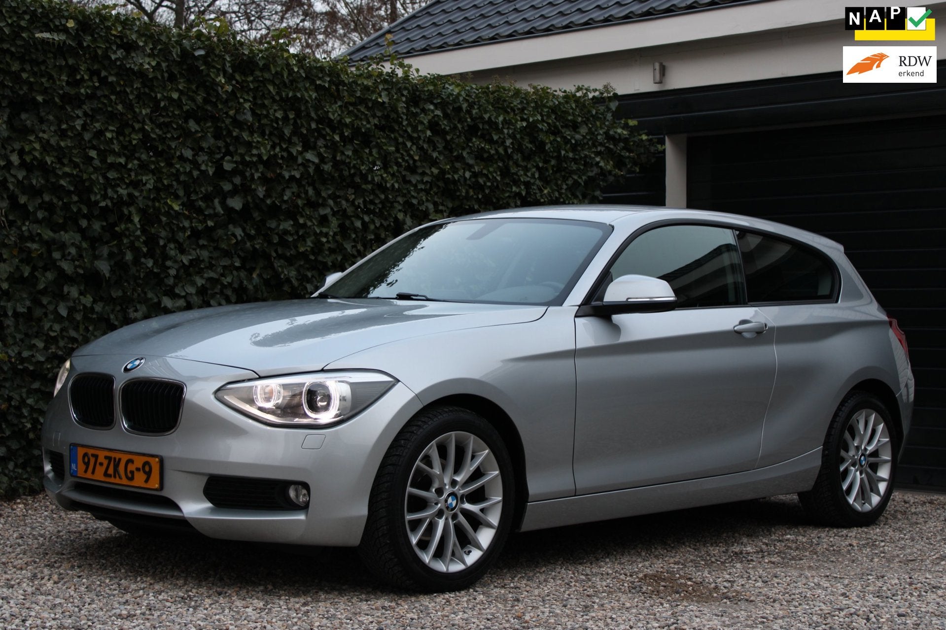 BMW 1-serie 116i Business+ | Automaat | Navi | Xenon | Stoel, Auto's, BMW, Euro 5, Zwart, 4 cilinders, Automatische klimaatregeling