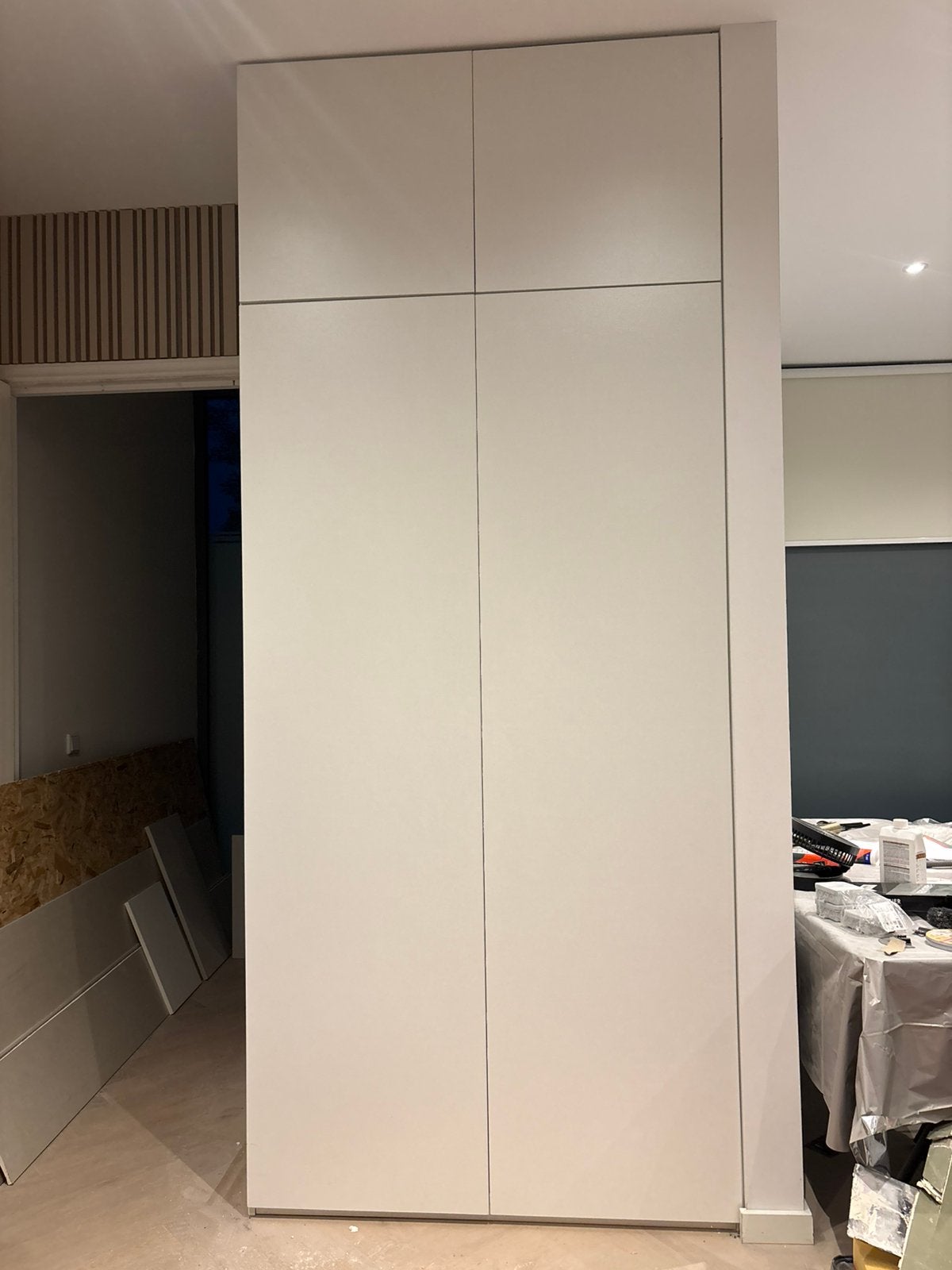 Op maatgemaakte witte kast, Huis en Inrichting, Ophalen, Zo goed als nieuw